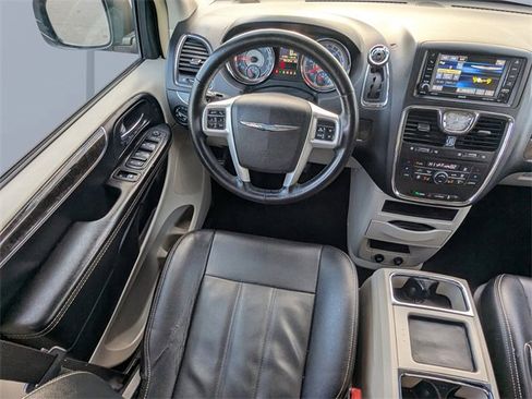 Used 2016 Chrysler Town & Country Touring w/ Driver Convenience Group image 14