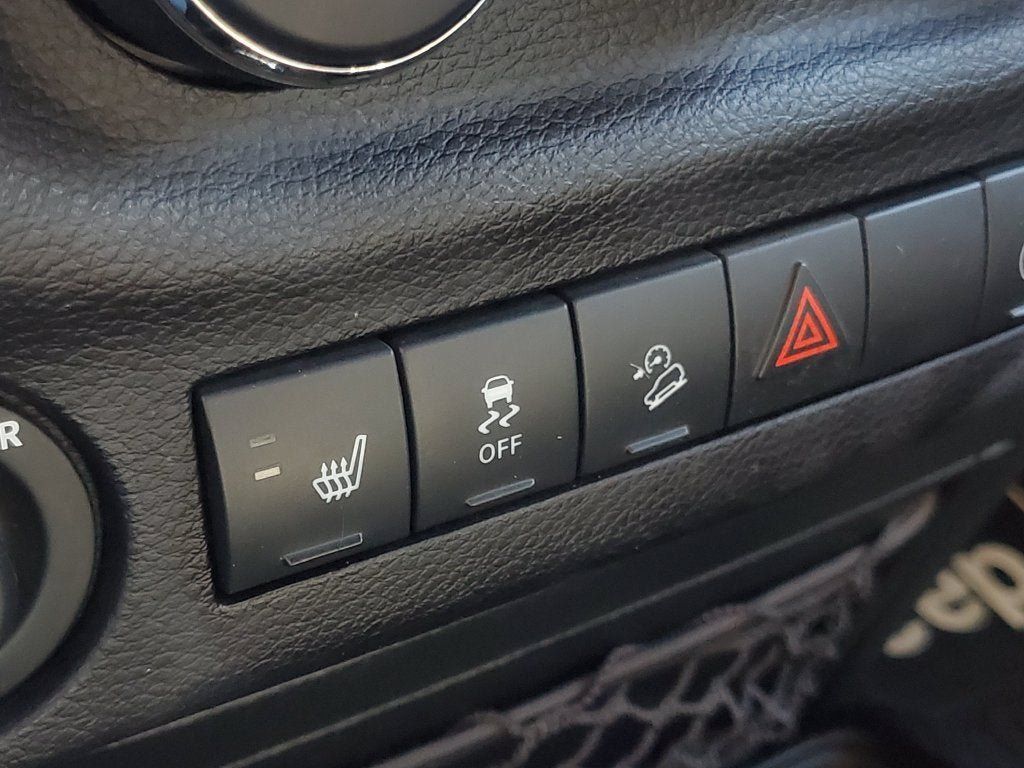 Used 2018 Jeep Wrangler Unlimited Sahara AWD/4WD image 16