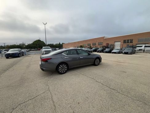 Used 2025 Nissan Altima 2.5 SV FWD image 14