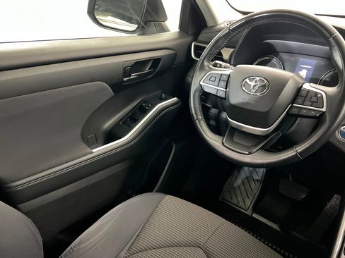 Used 2022 Toyota Highlander LE image 12