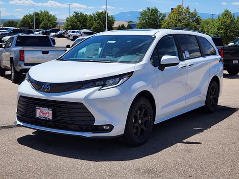 New 2026 Toyota Sienna XLE Woodland Edition AWD/4WD image 4