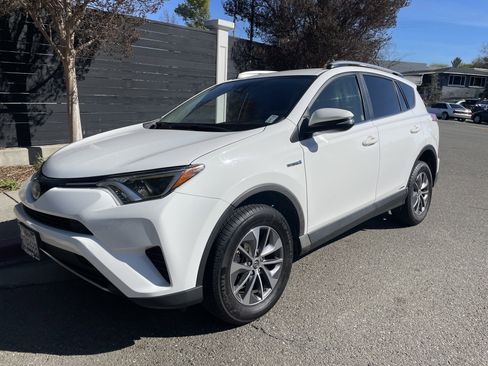 Used 2018 Toyota RAV4 LE image 5
