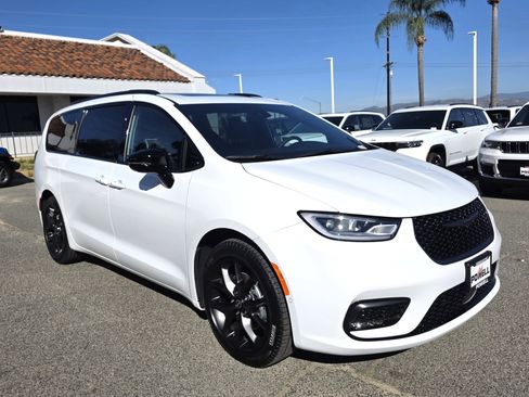 New 2026 Chrysler Pacifica Limited w/ S Appearance Package image 6