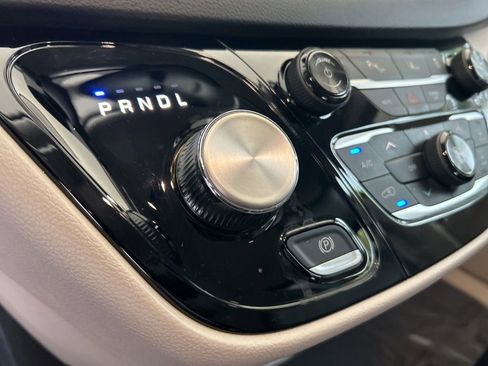 Used 2024 Chrysler Pacifica Touring-L FWD image 8