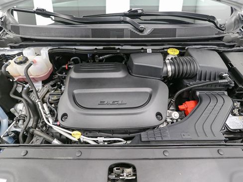 Used 2025 Chrysler Pacifica Select image 13