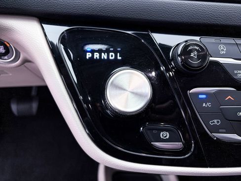 Used 2017 Chrysler Pacifica Touring FWD image 19