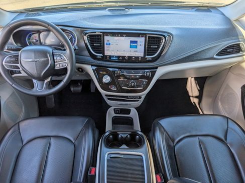 Used 2023 Chrysler Pacifica Touring-L image 4