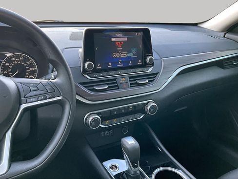 Used 2024 Nissan Altima 2.5 SV FWD image 7