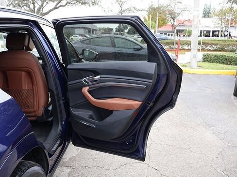 Used 2022 Audi e-tron Premium Plus w/ Premium Plus Package image 28