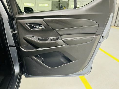 Used 2021 Chevrolet Traverse LT image 32