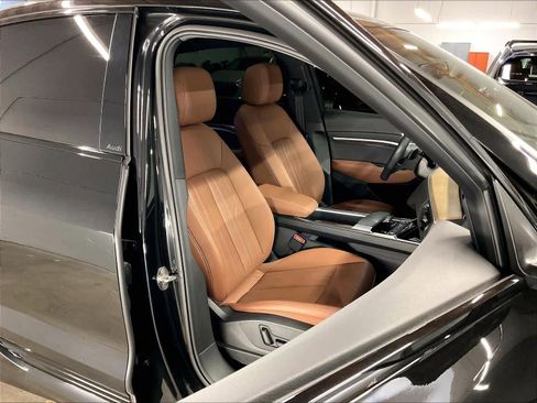 Used 2024 Audi Q8 e-tron Premium Plus image 9