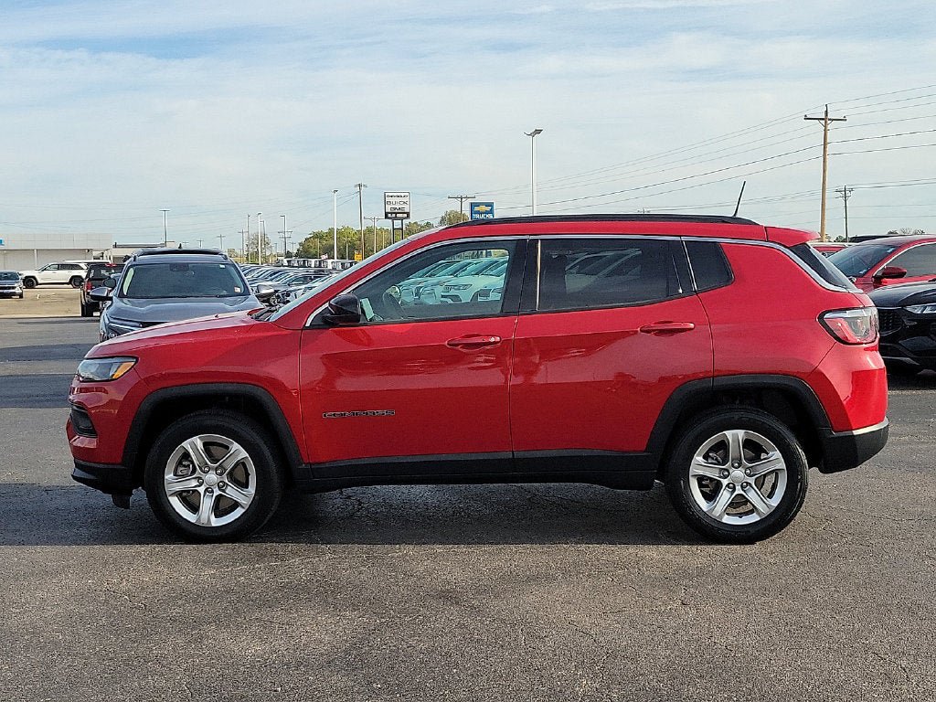 Used 2024 Jeep Compass Latitude AWD/4WD image 3