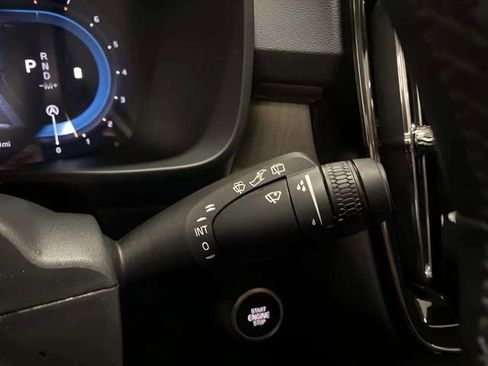 Used 2025 Volvo XC40 B5 Plus image 33