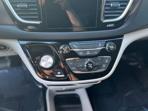 Used 2017 Chrysler Pacifica Touring-L FWD image 20