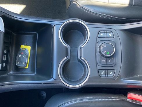 Used 2024 GMC Terrain SLT image 34