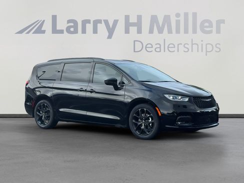 New 2026 Chrysler Pacifica Limited w/ Uconnect Theater Family Group image 8