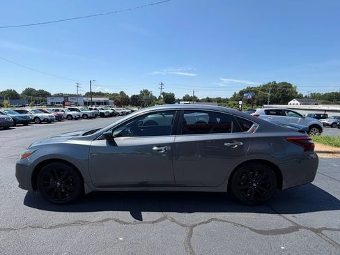 Used 2017 Nissan Altima 2.5 SR w/ Midnight Edition Package FWD image 4