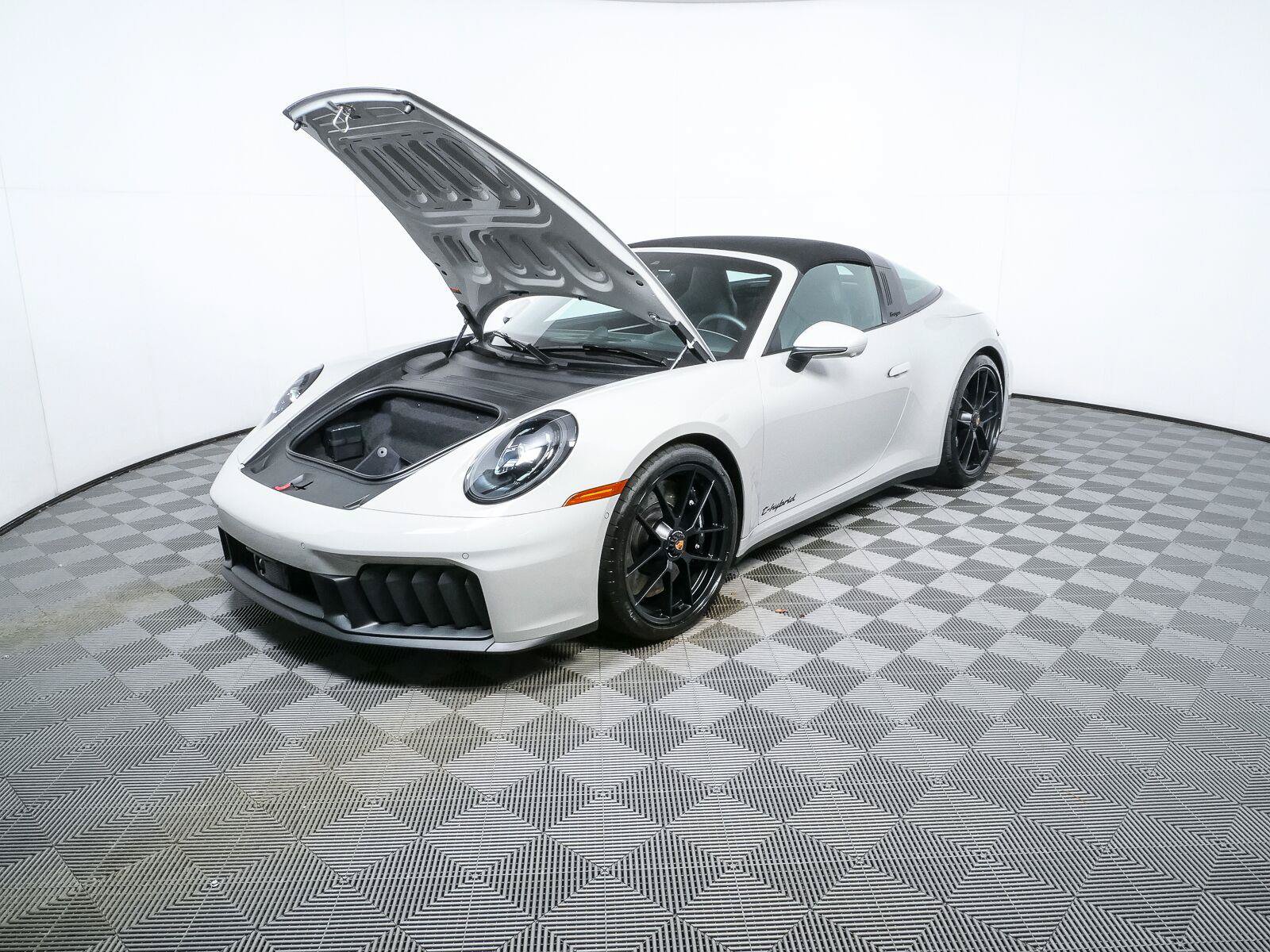 Certified 2026 Porsche 911 Targa 4 GTS AWD/4WD image 30