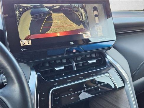 Used 2021 Toyota Venza Limited image 14