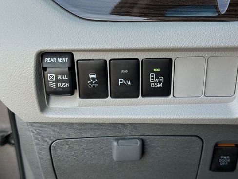 Used 2015 Toyota Sienna XLE w/ XLE Navigation Package image 22