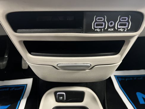 Used 2023 Chrysler Pacifica Touring-L FWD image 23