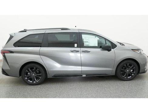 New 2026 Toyota Sienna XSE FWD image 11