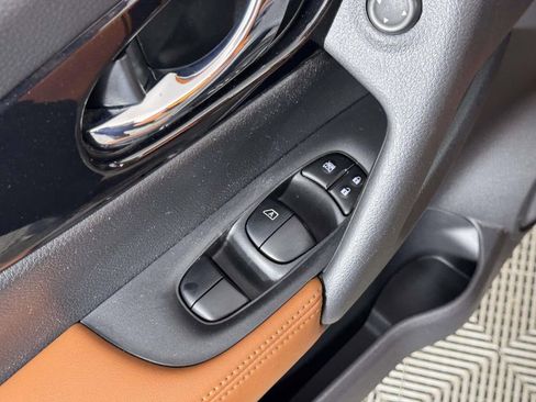 Used 2017 Nissan Rogue SL w/ SL Premium Package image 18