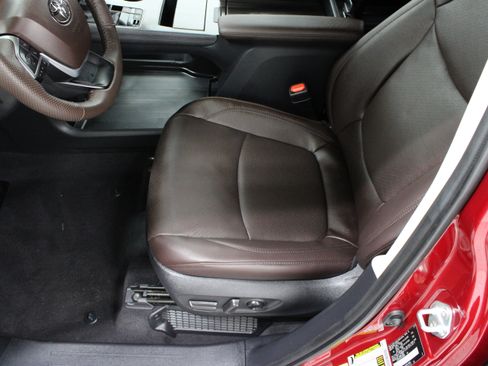 Used 2024 Toyota Sienna Platinum FWD image 15