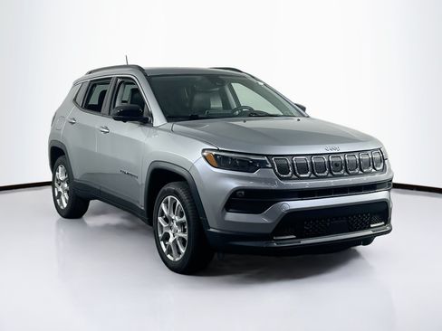 Used 2022 Jeep Compass Latitude w/ Sun and Sound Group AWD/4WD image 3