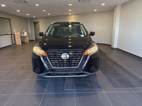 Used 2021 Nissan Kicks SV image 2