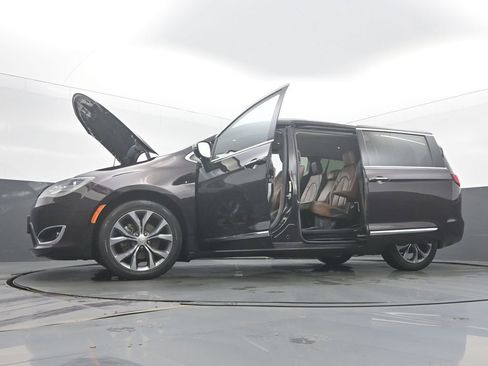 Used 2018 Chrysler Pacifica Limited image 59