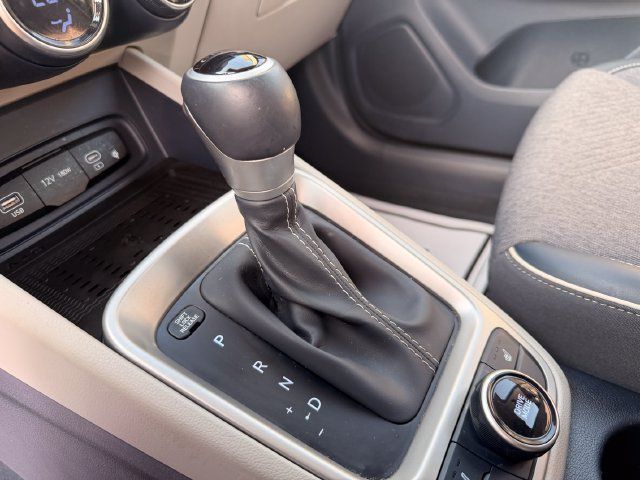 Used 2023 Hyundai Venue Limited FWD image 21