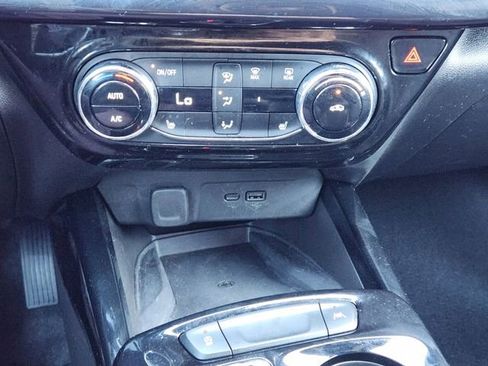 Used 2025 Chevrolet Trax RS w/ Sunroof Package FWD image 21