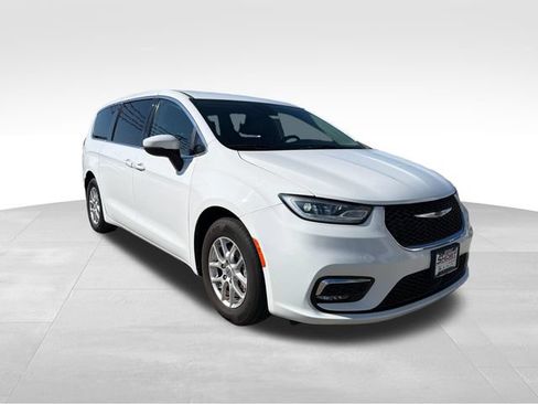 Used 2023 Chrysler Pacifica Touring-L FWD image 3