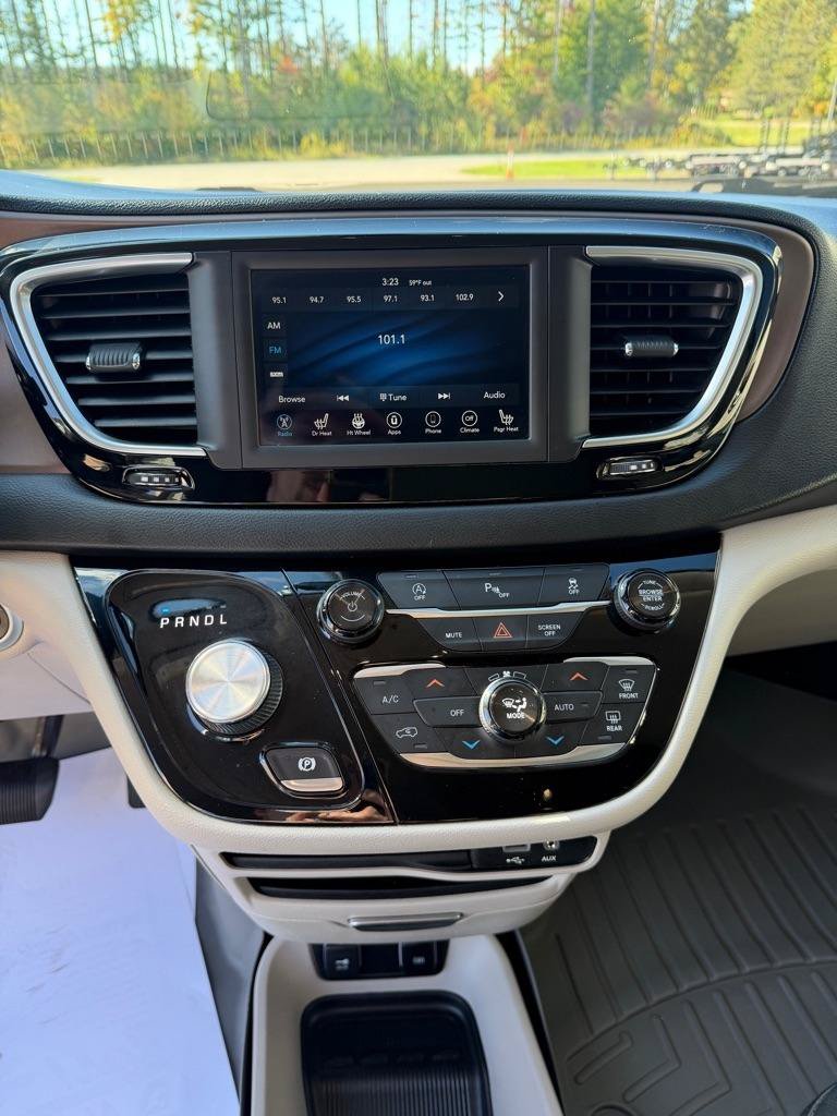Used 2019 Chrysler Pacifica Touring-L FWD image 12