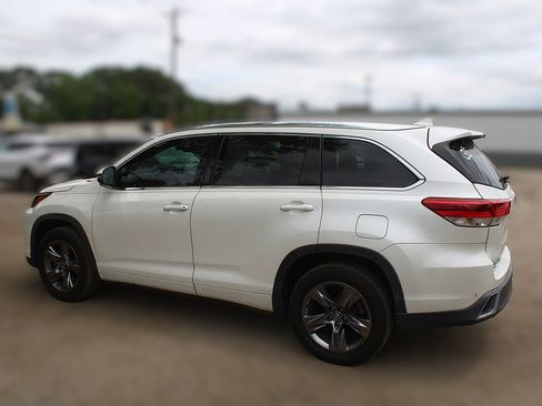 Used 2019 Toyota Highlander Limited Platinum FWD image 13