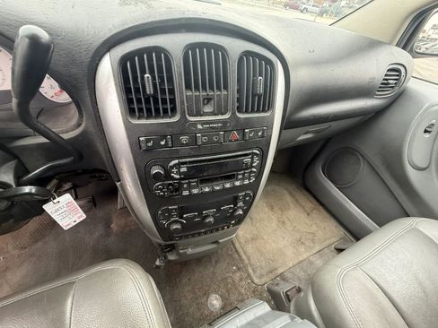 Used 2007 Chrysler Town & Country Touring image 14