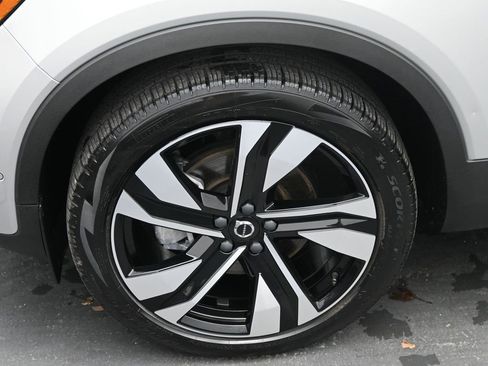 Certified 2025 Volvo XC40 B5 Plus image 9