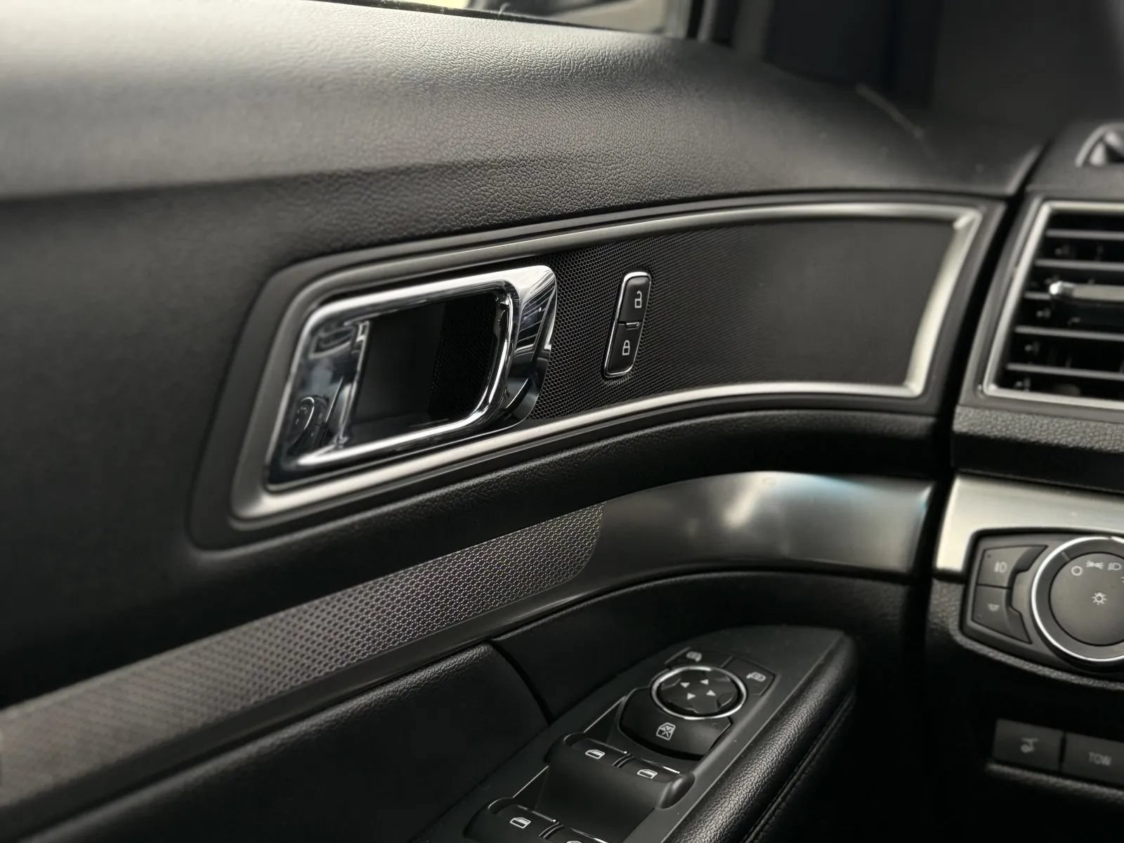 Used 2019 Ford Explorer XLT w/ Equipment Group 201A FWD image 25