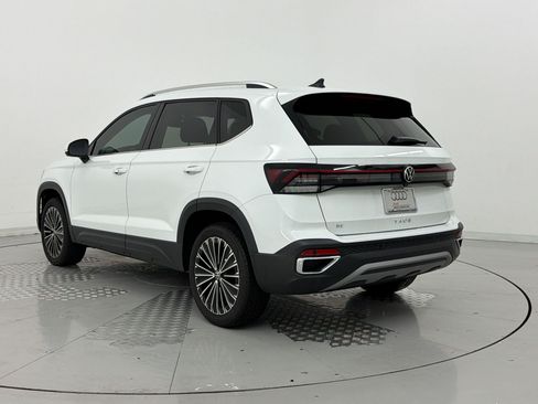 Used 2025 Volkswagen Taos SE w/ Panoramic Sunroof Package FWD image 3