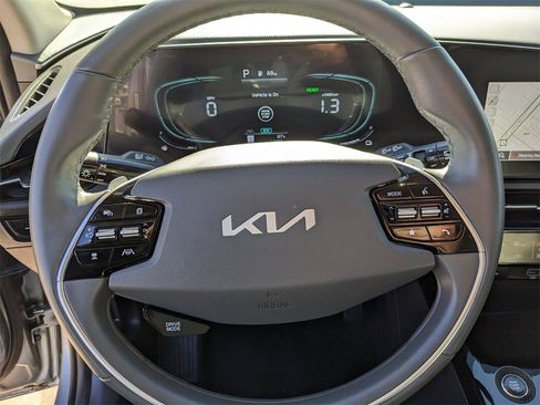 Certified 2025 Kia Niro EX image 29