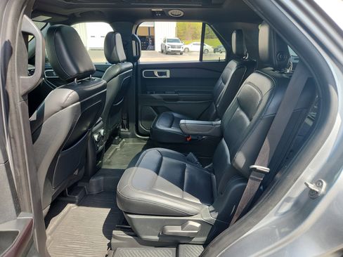 Used 2020 Ford Explorer XLT w/ Equipment Group 202A AWD/4WD image 43