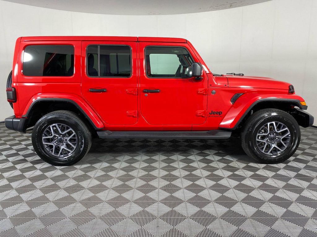 Used 2026 Jeep Wrangler Unlimited Sahara AWD/4WD image 11
