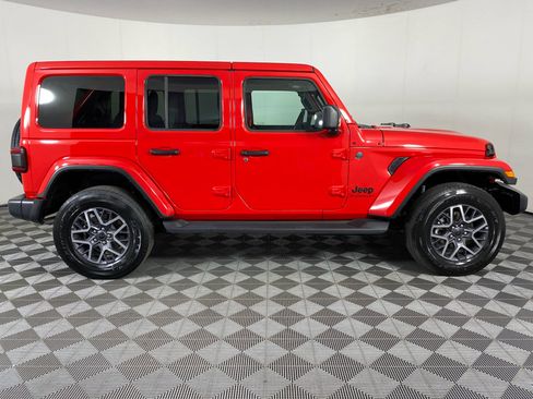 Used 2026 Jeep Wrangler Unlimited Sahara AWD/4WD image 11