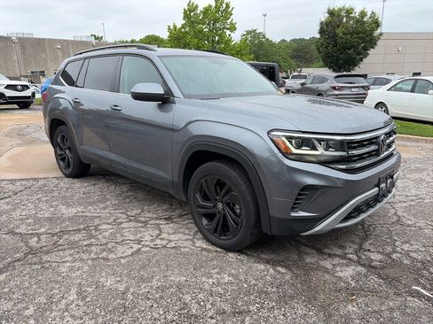 Used 2023 Volkswagen Atlas SE w/ Panoramic Sunroof Package AWD/4WD image 3
