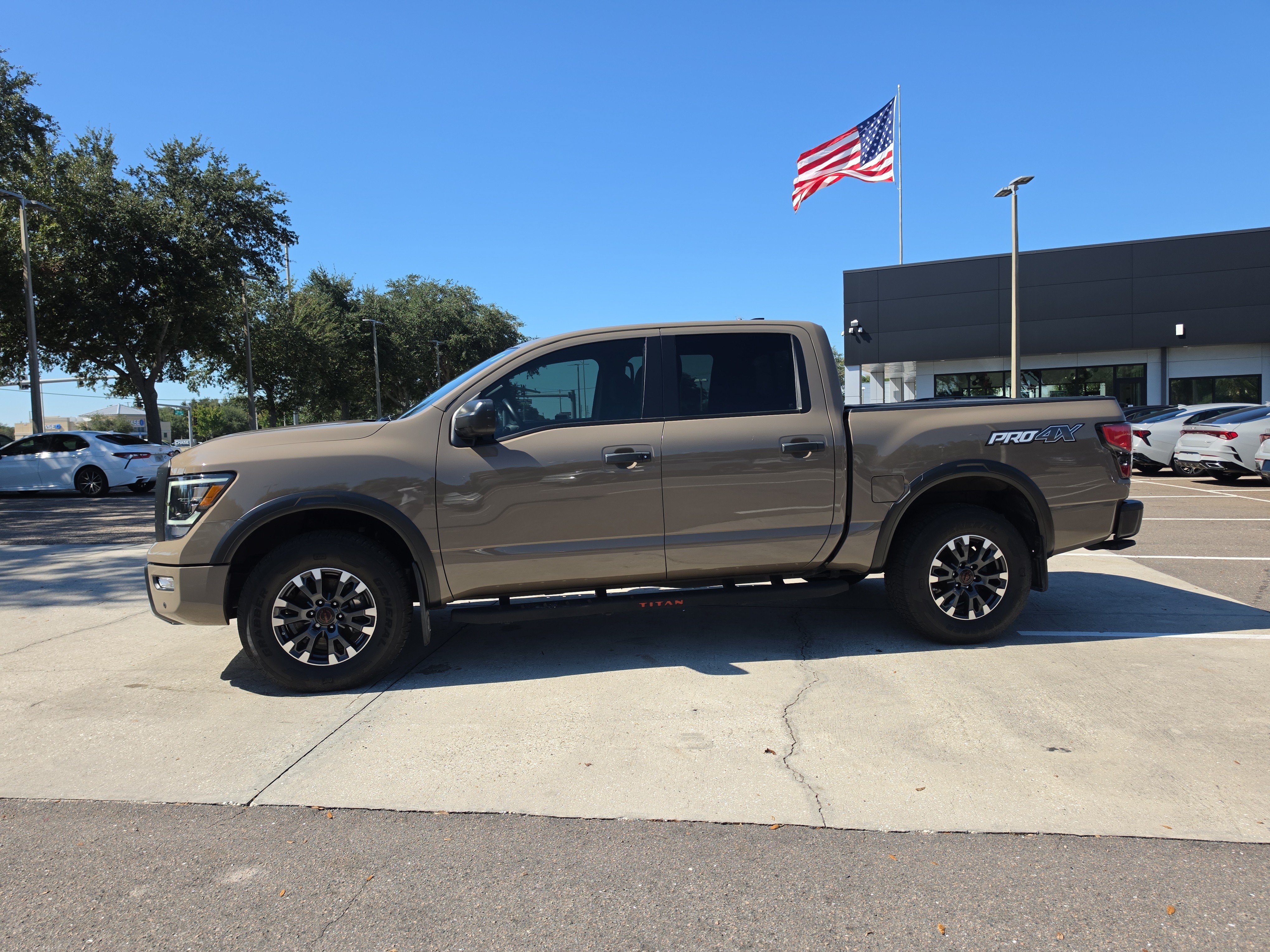 Used 2023 Nissan Titan PRO-4X w/ Pro-4x Utility Package AWD/4WD image 4