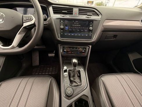 Used 2022 Volkswagen Tiguan SE w/ Panoramic Sunroof Package AWD/4WD image 12