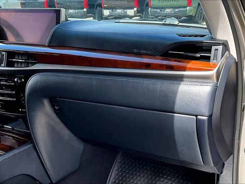 Used 2019 Lexus LX 570 4WD w/ Luxury Package image 19