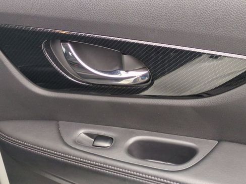 Used 2017 Nissan Rogue SL w/ SL Premium Package image 32