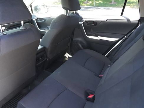Used 2022 Toyota RAV4 LE AWD/4WD image 13